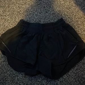 black lululemon hotty hot shorts